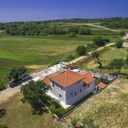 Gloria Villa *