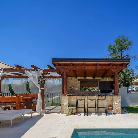 Gloria Villa
