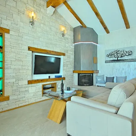 Gloria Villa *