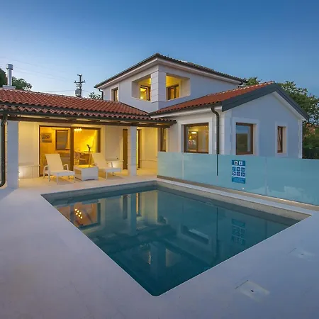 Gloria Villa
