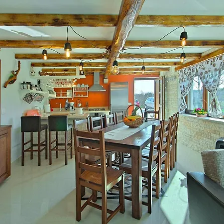 Gloria Villa